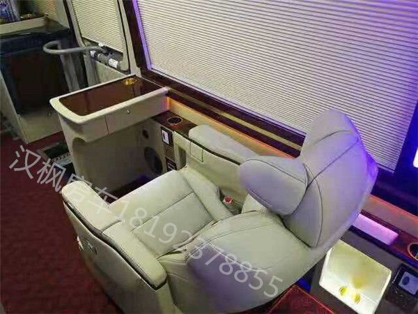 考斯特商務(wù)車內(nèi)飾改裝