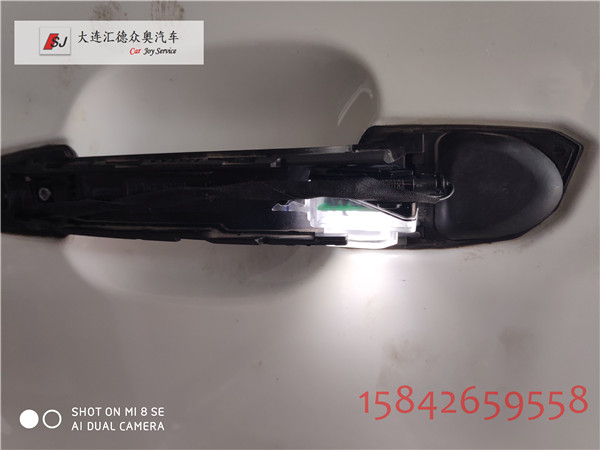 奧迪A4L升級原廠門把手照明燈