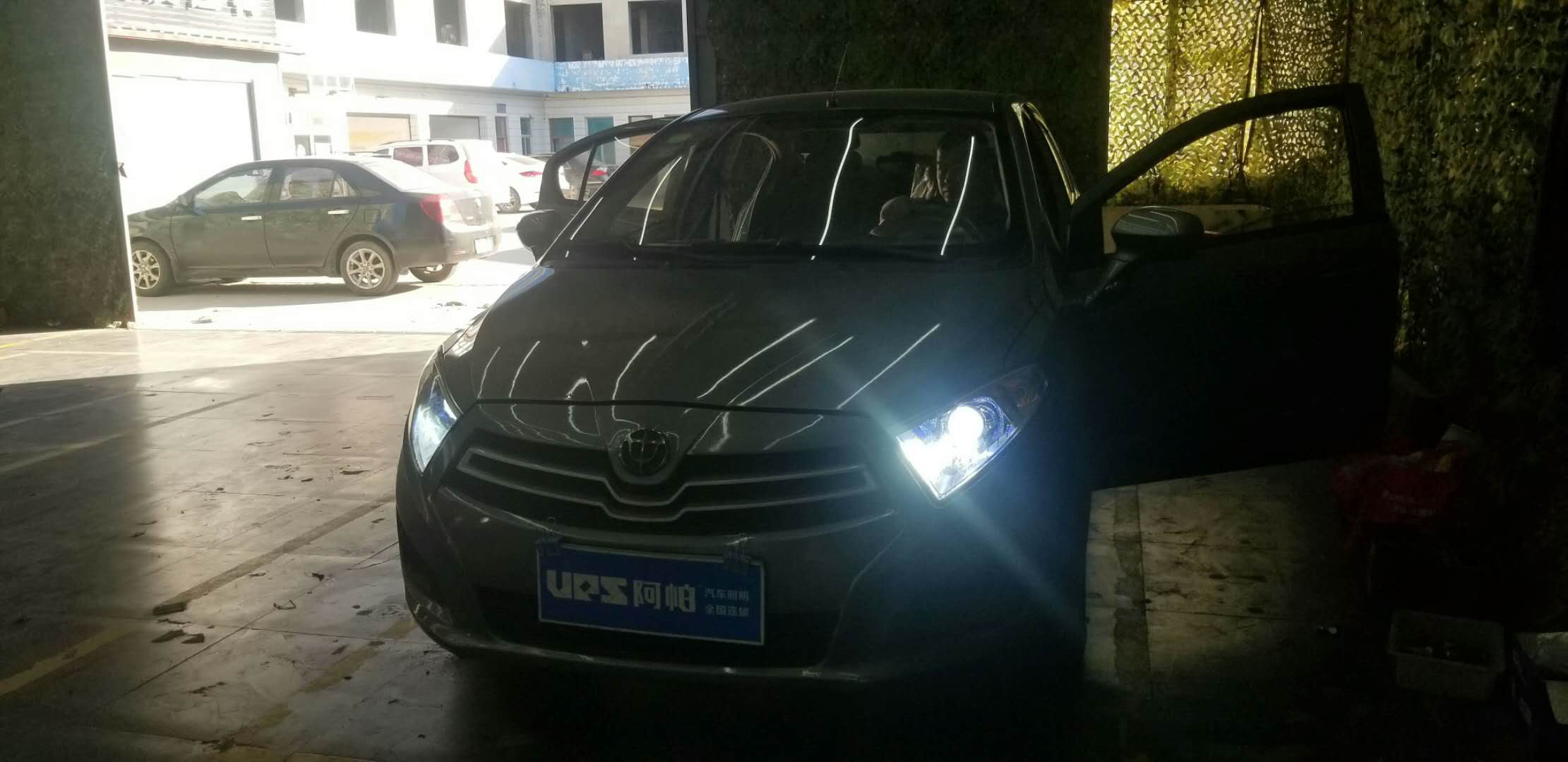 中華H230改裝氙氣燈加裝惡魔眼新鄉(xiāng)探路者改燈專業(yè)汽車燈光升級