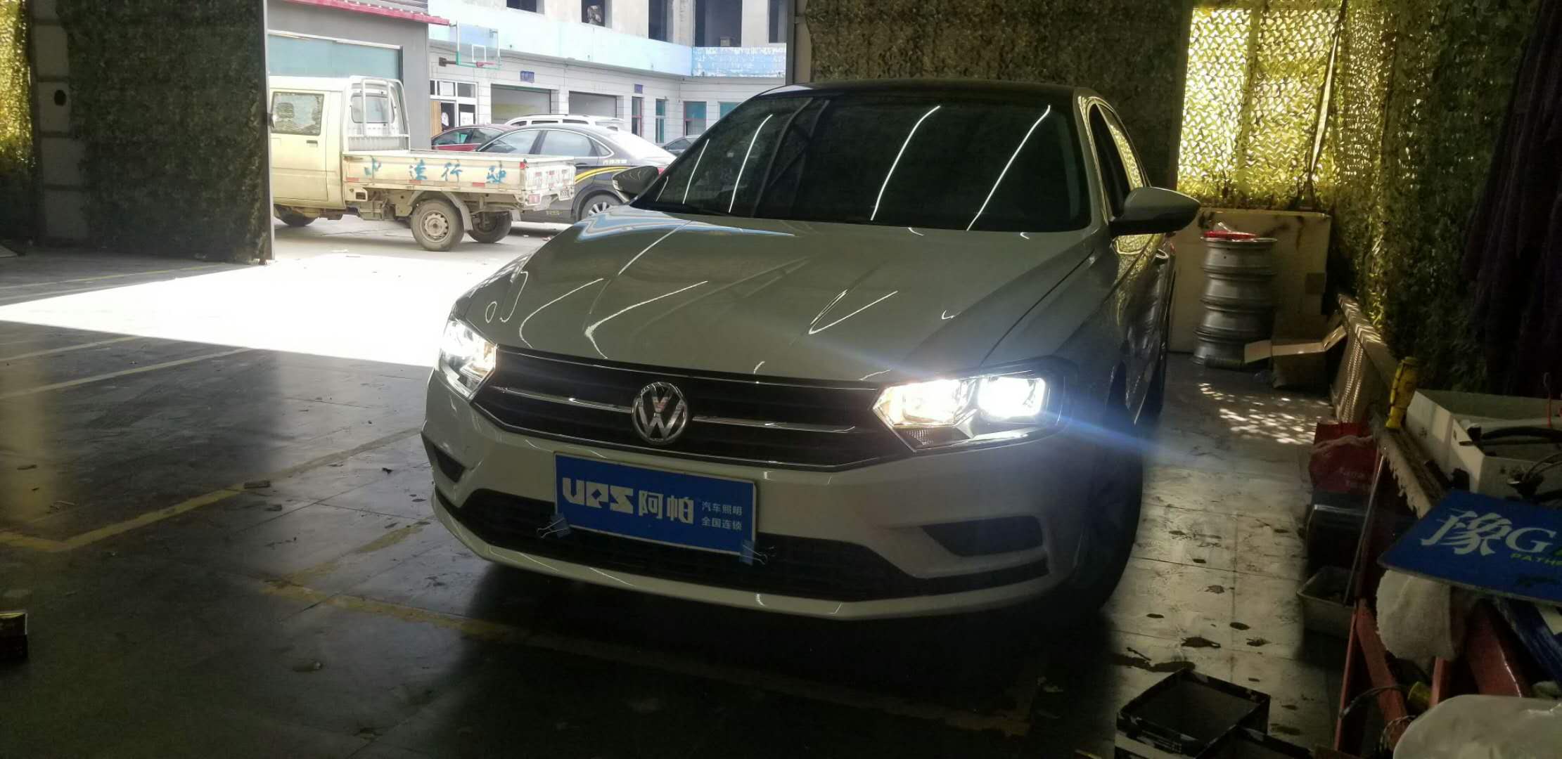 新鄉(xiāng)探路者改燈專業(yè)改裝LED透鏡氙氣燈寶來升級汽車大燈總成