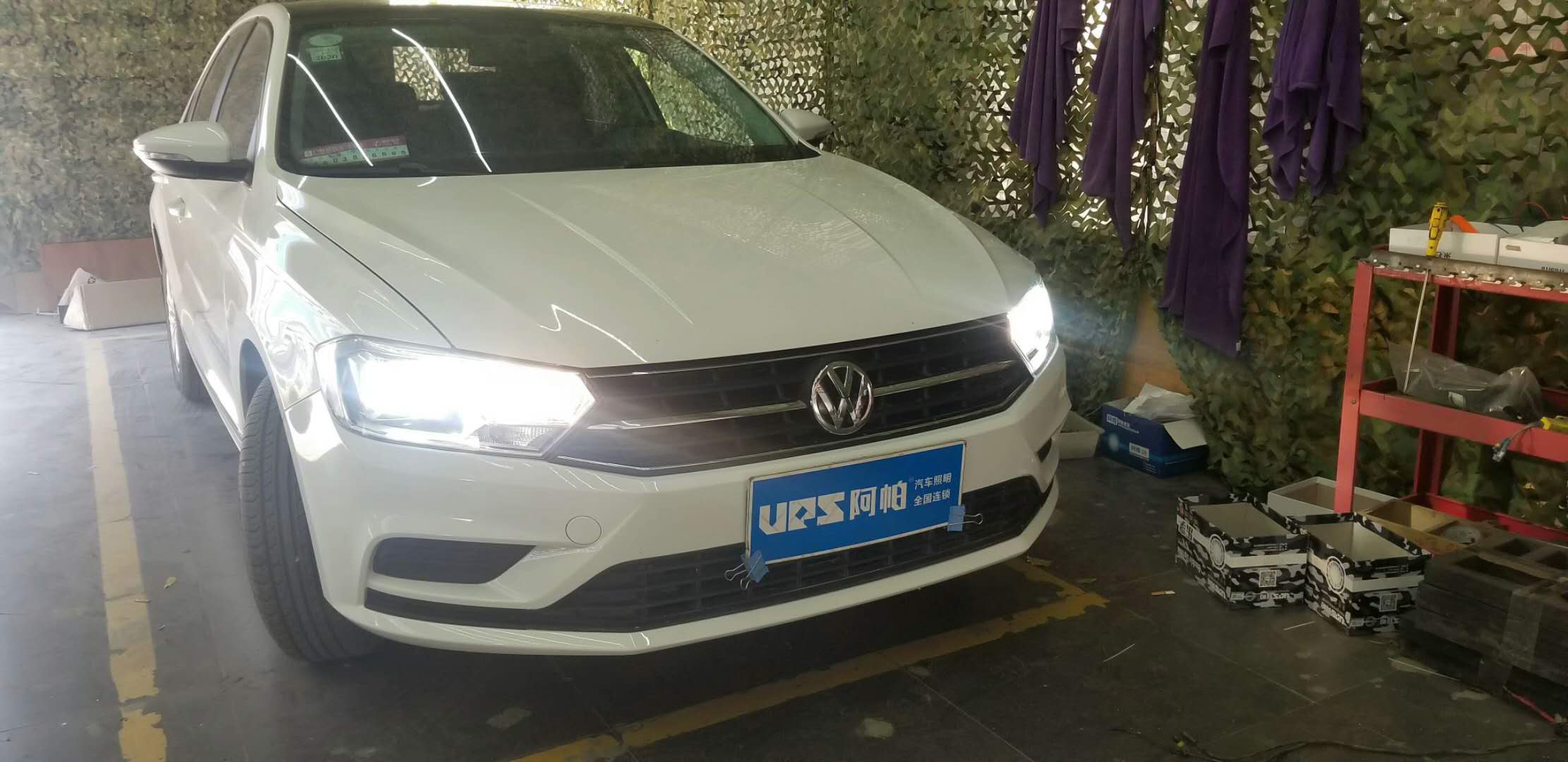 新鄉(xiāng)探路者改燈專業(yè)改裝LED透鏡氙氣燈寶來升級汽車大燈總成