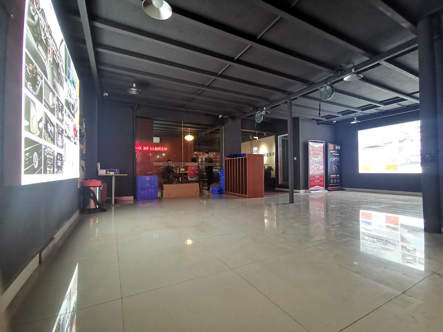邁斯頓店面環(huán)境展示