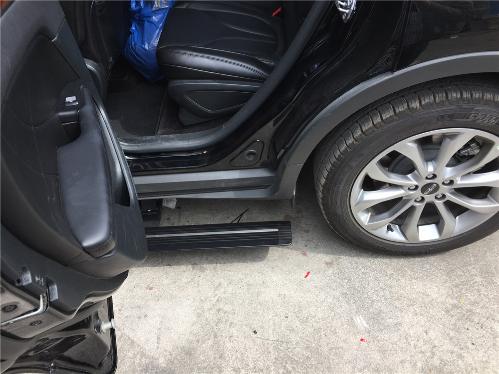 林肯MKC電動(dòng)踏板完美升級(jí)，有效降低登車高度，方便老少上下車！