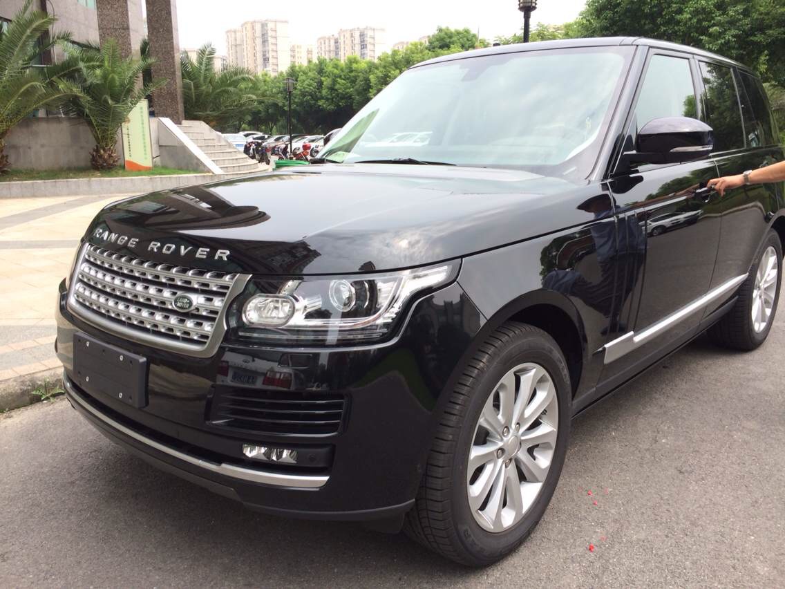 路虎攬勝電動踏板完美升級，有降低登車踩踏高度，方便老人小孩上下車，紳士表現！