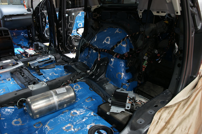 重庆渝大昌汽车音响改装之奔驰GL350全车隔音降噪改装安博士蓝钻汽车隔音吸音棉