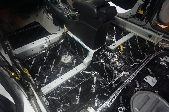 重慶渝大昌汽車音響改裝之三菱歐藍德全車隔音降噪改裝安博士藍鉆寶貝汽車隔音吸音棉