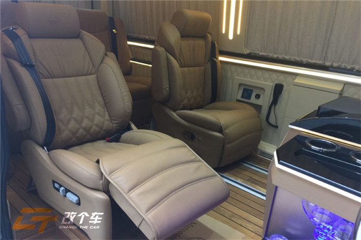 奔馳商務(wù)車內(nèi)飾改裝升級|西安改個車