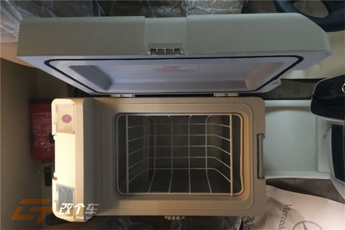 奔馳商務(wù)車內(nèi)飾改裝升級|西安改個車