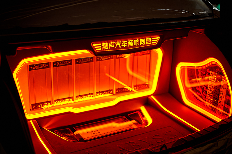 廣州汽車(chē)音響改裝，廣州寶馬320Li汽車(chē)音響改裝升級(jí)深淵作業(yè)