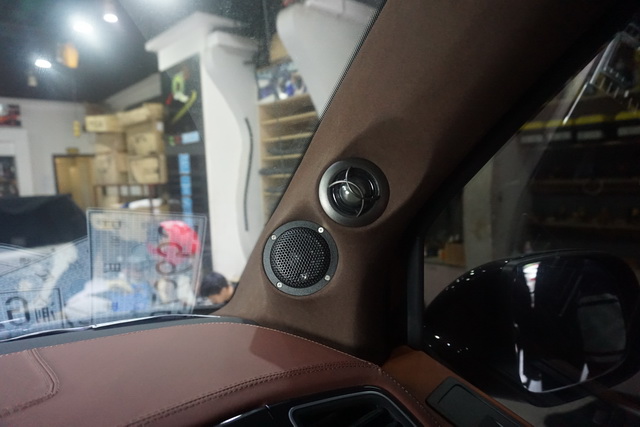 重慶渝大昌汽車音響改裝之大眾凱路威商務汽車音響改裝瑞典卓美三分頻喇叭功放低音炮 A柱倒模