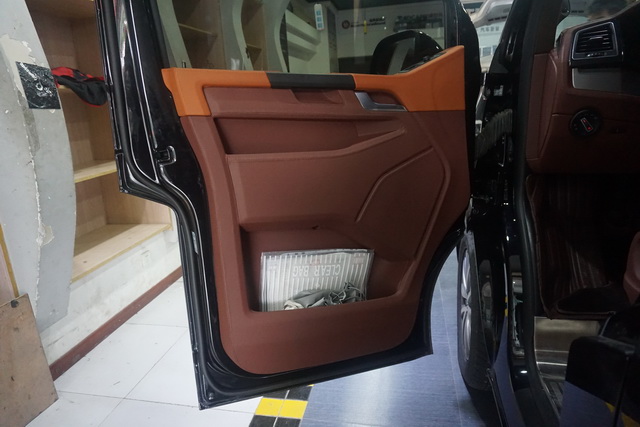 重慶渝大昌汽車音響改裝之大眾凱路威商務汽車音響改裝瑞典卓美三分頻喇叭功放低音炮 A柱倒模