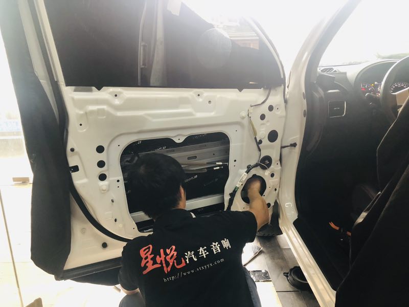 汕頭市星悅汽車音響改裝東風風度MX6升級四門山水隔音降噪音響改裝意大利HERTZ赫茲入門級套餐前后喇叭