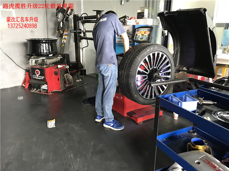 路虎攬勝22寸輪轂改裝案例 萬(wàn)噸級(jí)鍛造品質(zhì) 完全可靠