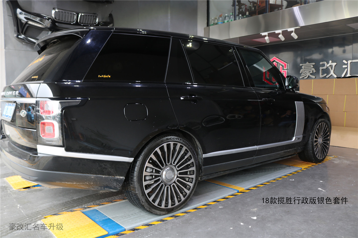 2018款路虎攬勝行政版改裝土豪金車(chē)身飾條套件