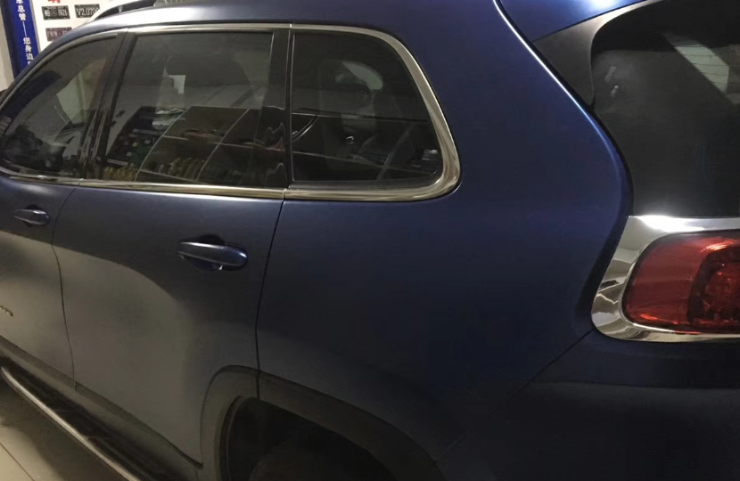 马鞍山C9汽车改装车身改色案例，吉普自由光整车改装车身改色电光午夜蓝
