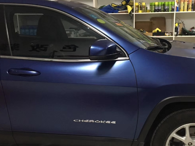 马鞍山C9汽车改装车身改色案例，吉普自由光整车改装车身改色电光午夜蓝