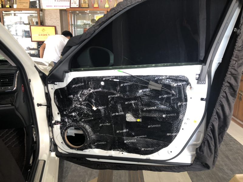 汕頭豐田車型汽車音響專業(yè)改裝豐田皇冠升級(jí)史泰格四門四輪葉子板隔音降噪音響改裝FOCAL法國(guó)勁浪套餐汕頭星悅汽車音響改裝