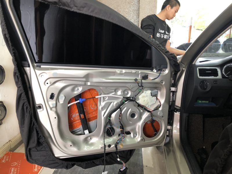汕頭星悅汽車音響改裝店給耳朵一份寵愛斯柯達(dá)昕銳升級改裝德國HELIX喜力仕入門級L62C喇叭套餐2380元