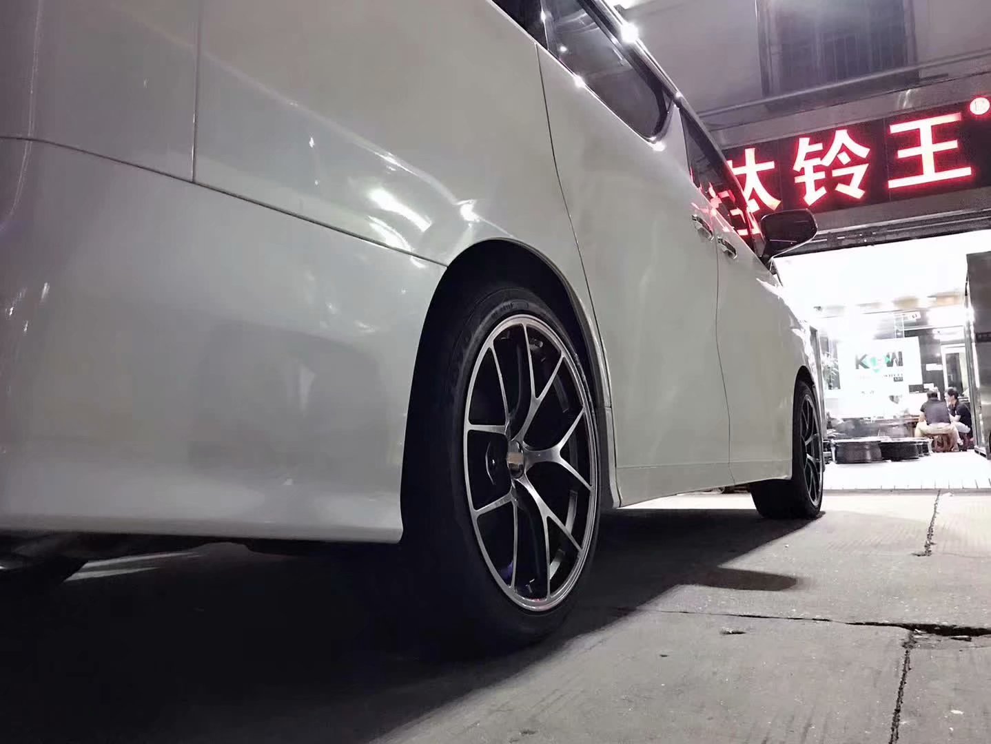 威爾法 ，換高端定制鍛造 20寸 完工！