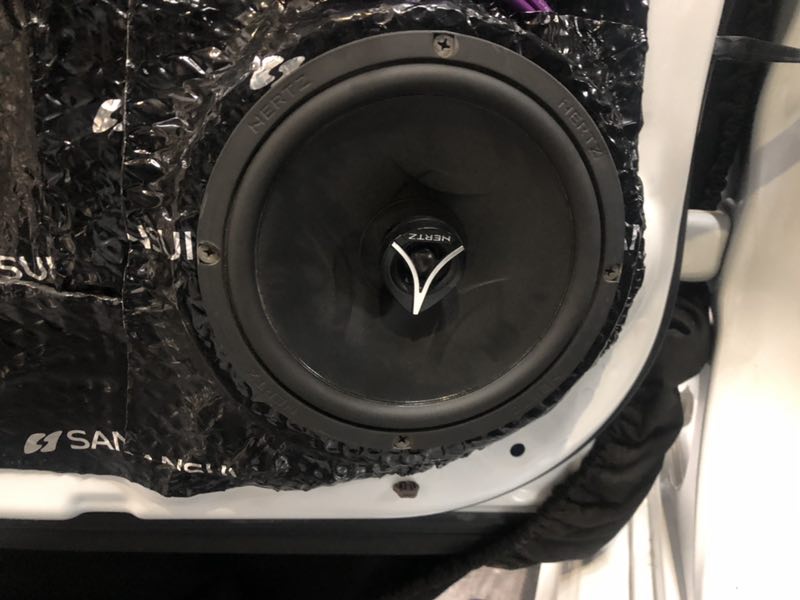 汕頭星悅汽車音響豐田凱美瑞升級四門隔音音響改裝HiFi意大利赫茲音響系統(tǒng)傳遞妙音