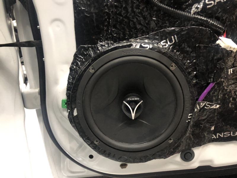 汕頭星悅汽車音響豐田凱美瑞升級四門隔音音響改裝HiFi意大利赫茲音響系統(tǒng)傳遞妙音