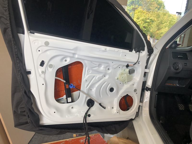汕頭星悅汽車音響大眾桑塔納升級四門隔音降噪音響改裝前后門喇叭低音炮功放DSP處理器案例