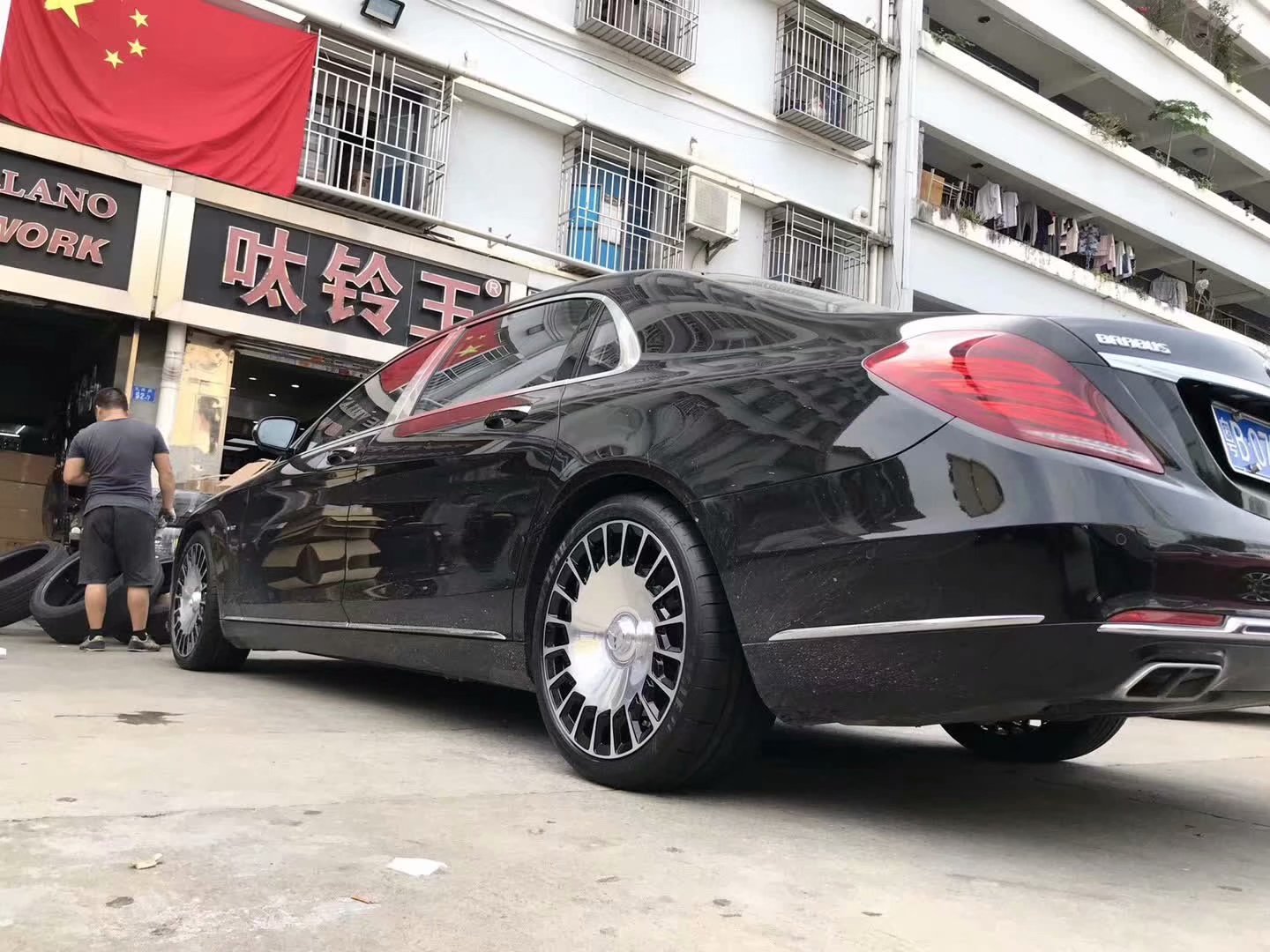 巴博斯，拆下 21寸 40萬一套的輪轂， 換全新正品 S680 20寸 大燒餅 完工！