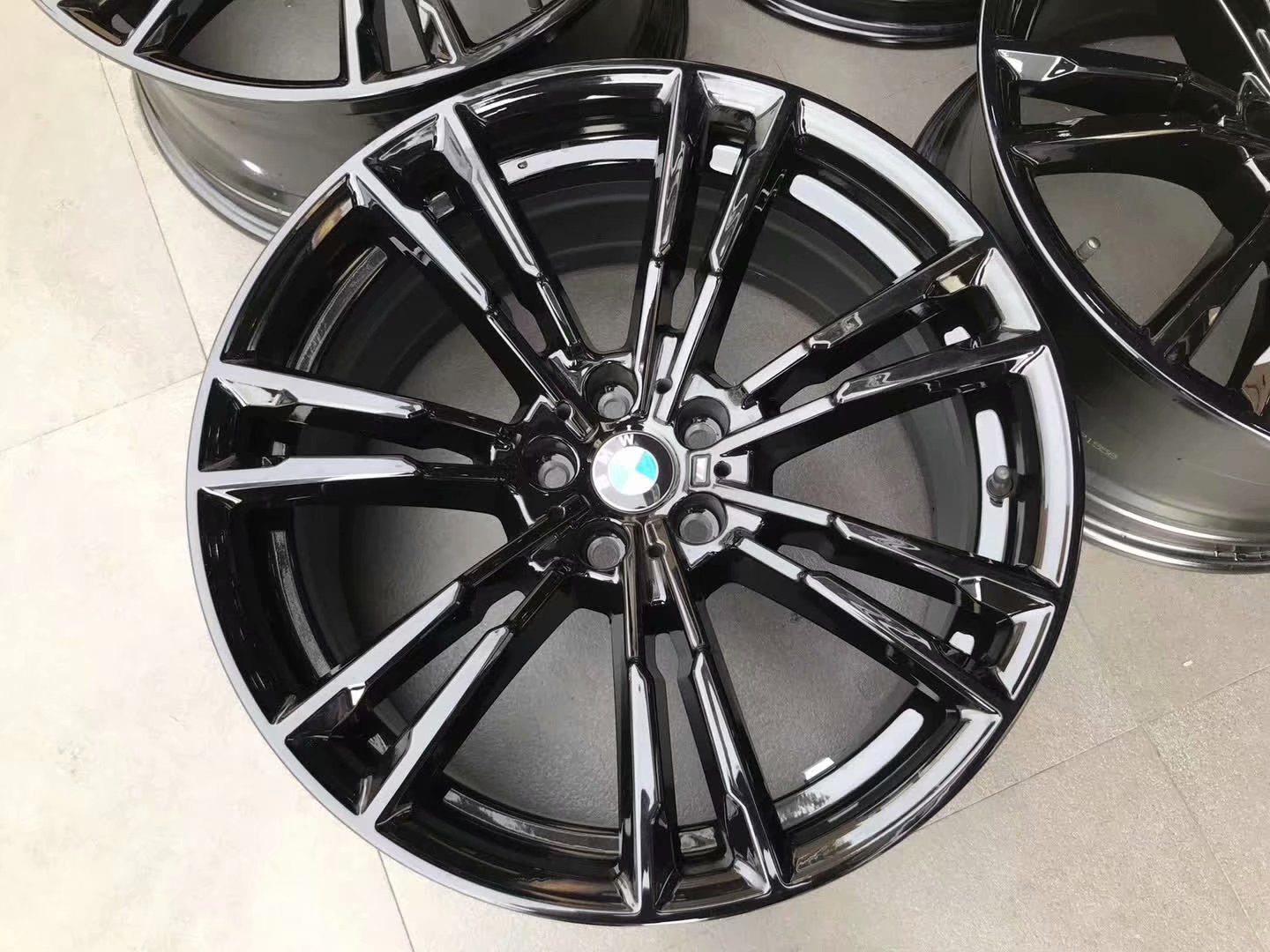寶馬 M5 最新款 原裝正品 拆下一套：20寸 9.5J ET28 10.5J ET28 5X112 合適 G底盤系列！