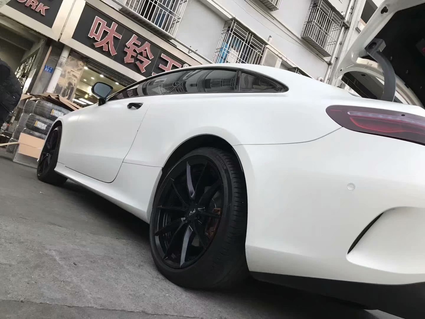 奔馳E coupe ，換 全新 泥鰍 19寸 完工！