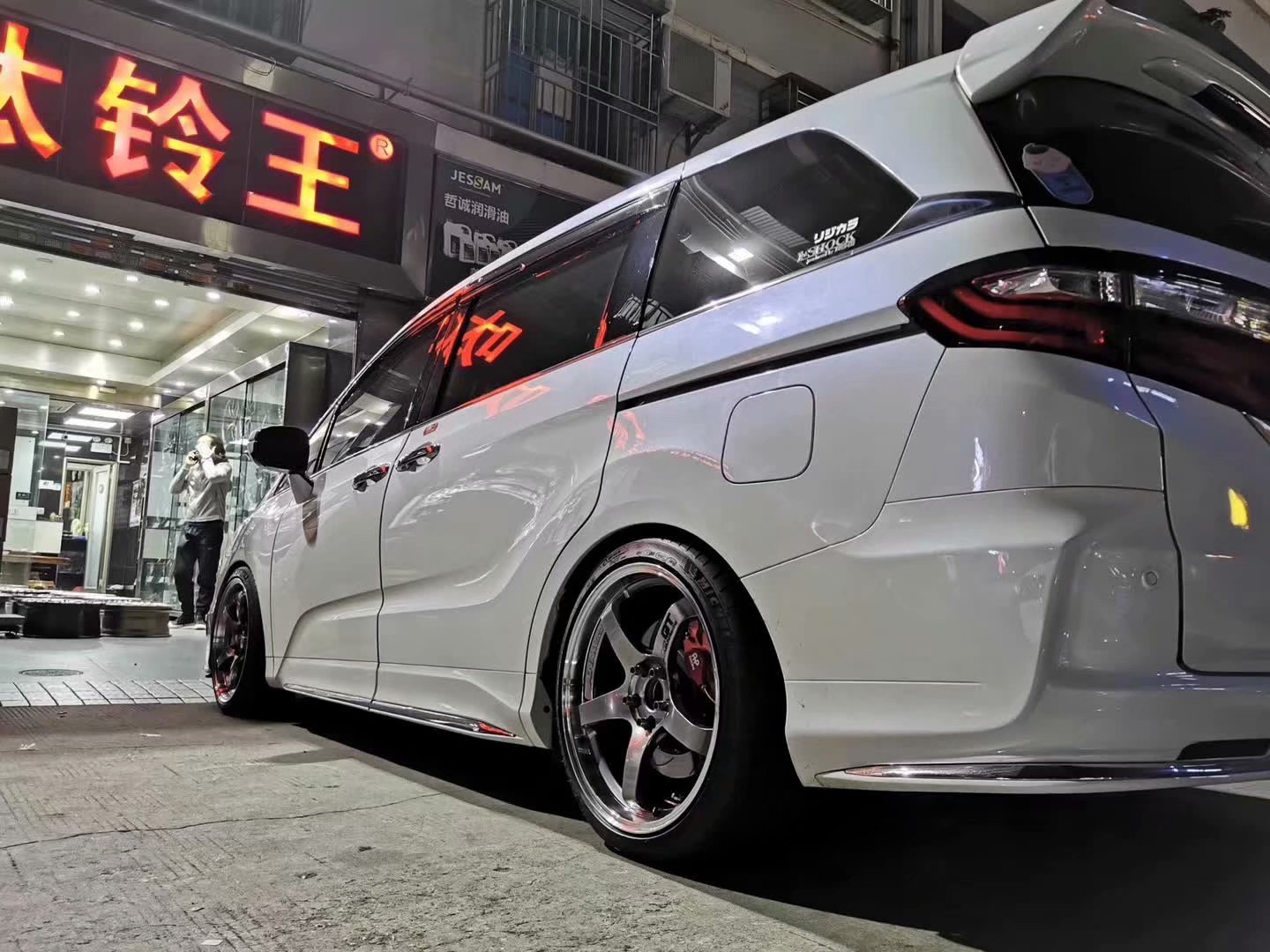 奧德賽，換 全新橫濱 GT 19寸 ? 米其林輪胎 完工！效果非常棒，姿態(tài)優(yōu)美