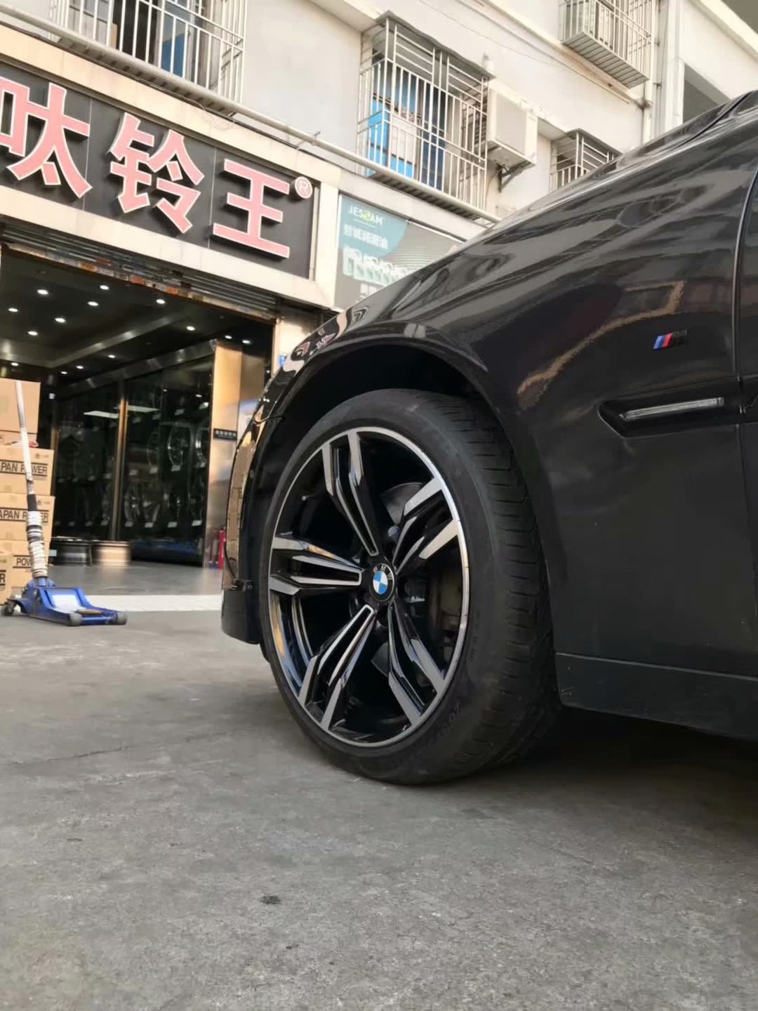 寶馬，換 原廠 20寸 變形金剛完工