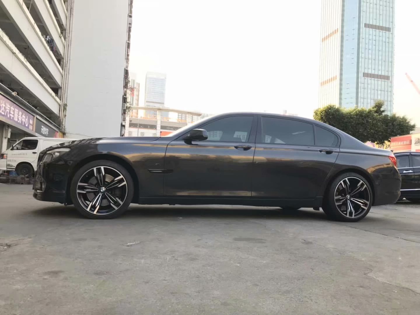 寶馬，換 原廠 20寸 變形金剛完工