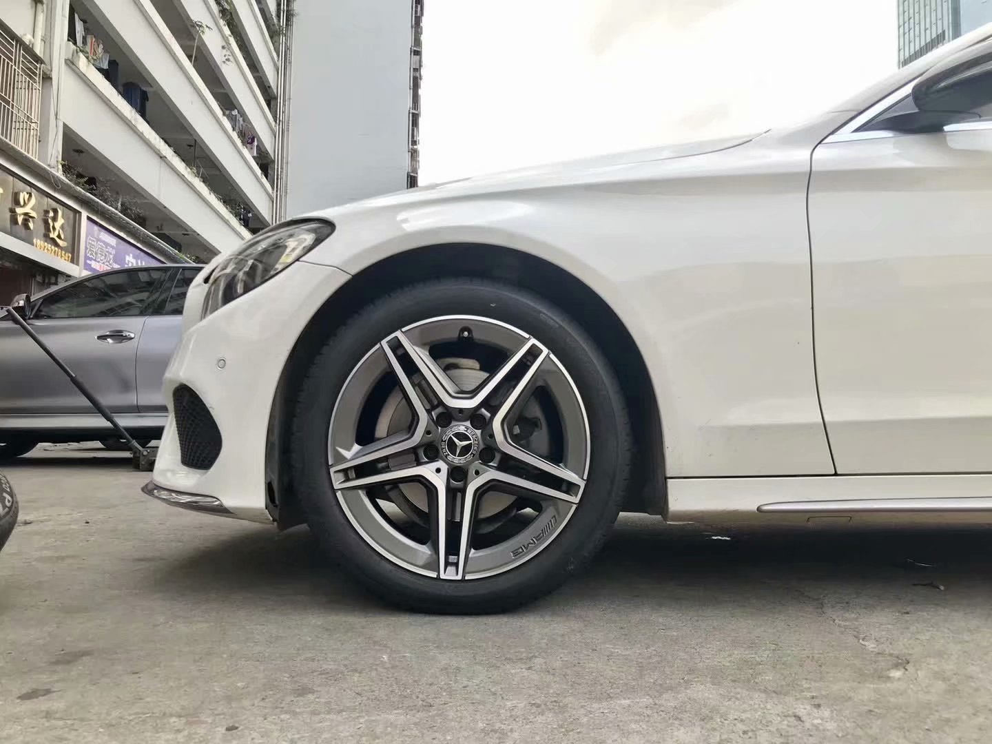 奔馳，換 原廠18寸 AMG 完工！