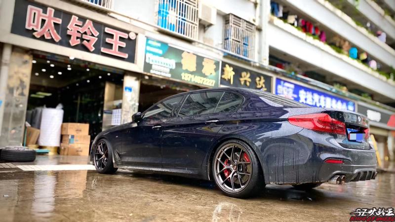 寶馬新5系，換 鈴?fù)跞毡綛BS RI-D 20寸完工，完美姿態(tài)