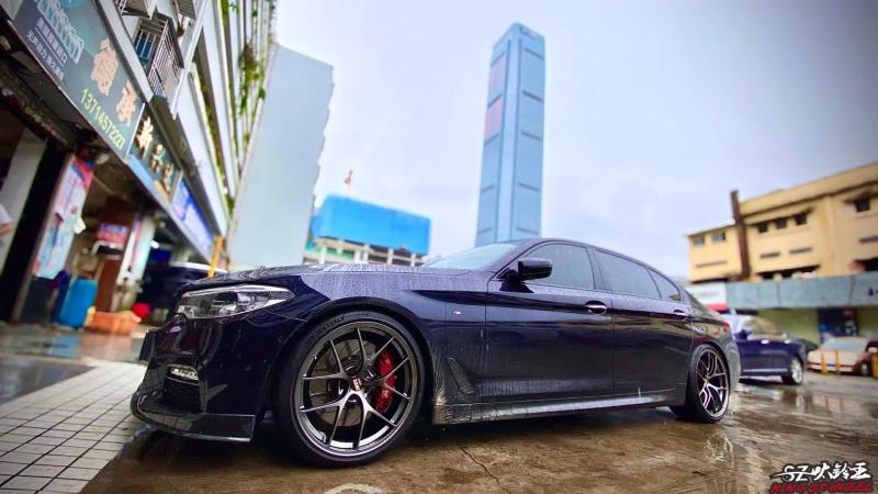 寶馬新5系，換 鈴?fù)跞毡綛BS RI-D 20寸完工，完美姿態(tài)