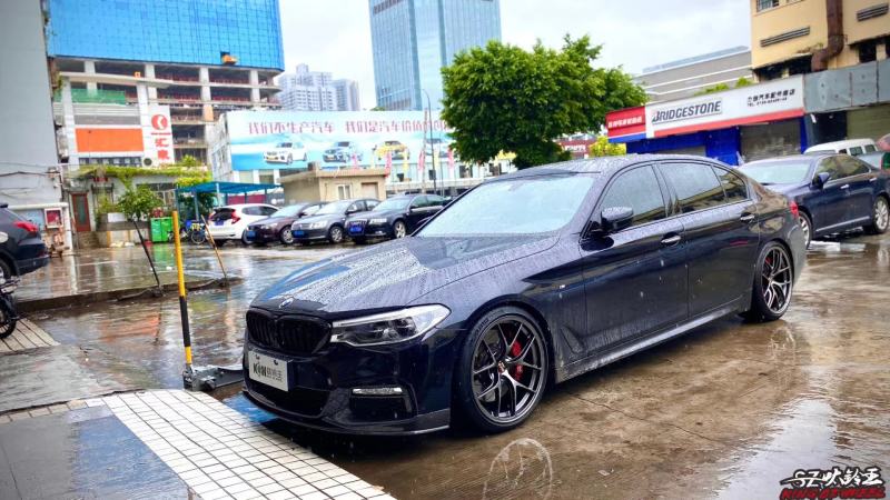 寶馬新5系，換 鈴?fù)跞毡綛BS RI-D 20寸完工，完美姿態(tài)