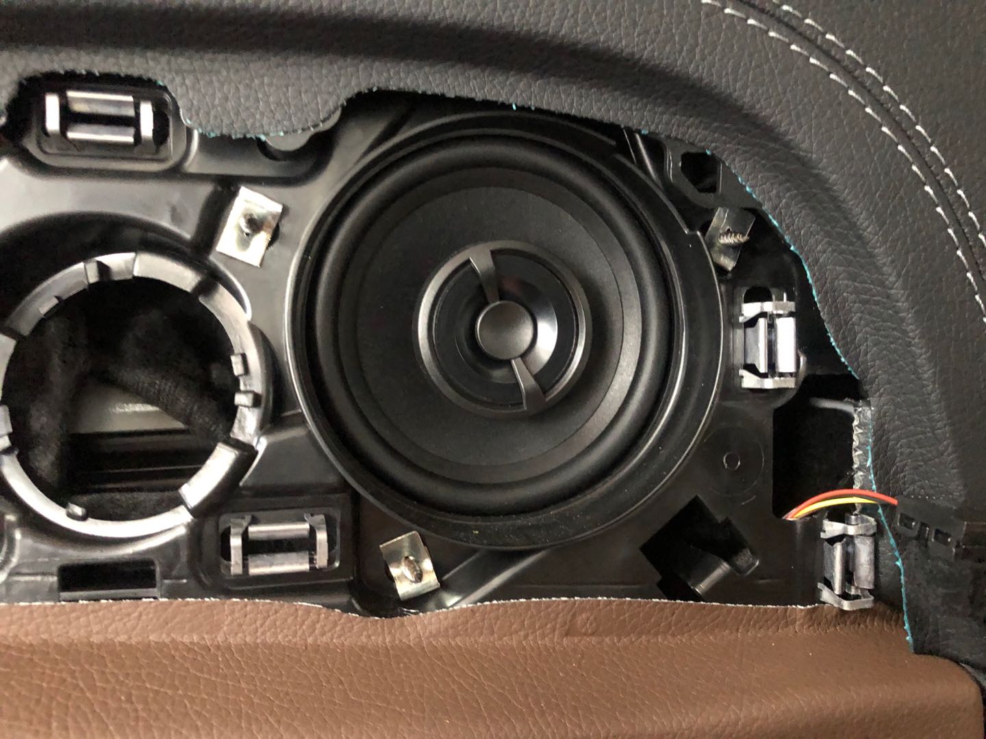 汕头星悦汽车音响奔驰E300L改装FOCAL法国劲浪PS165F3E三分频套餐音响系统这才是豪华车该有的音响体验