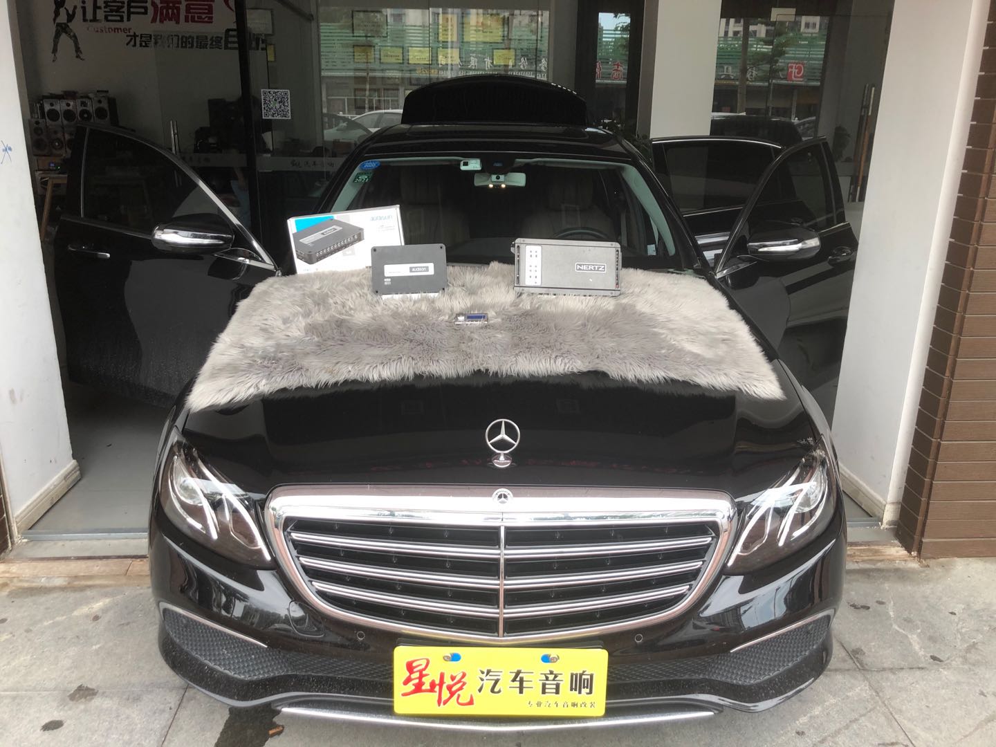 汕頭星悅汽車音響奔馳E300L加裝意大利赫茲HDP5五路功放歐迪臣BITONE處理器法國勁浪25A4超低音簡單提升音質