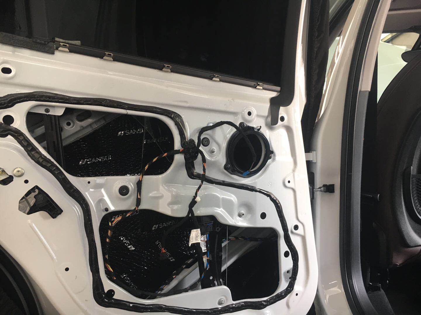 汕頭星悅汽車音響寶馬X1沒有加裝是不完整升級隔音降噪改裝美國CDT寶馬專用音響系統(tǒng)適合自己的才是好音響