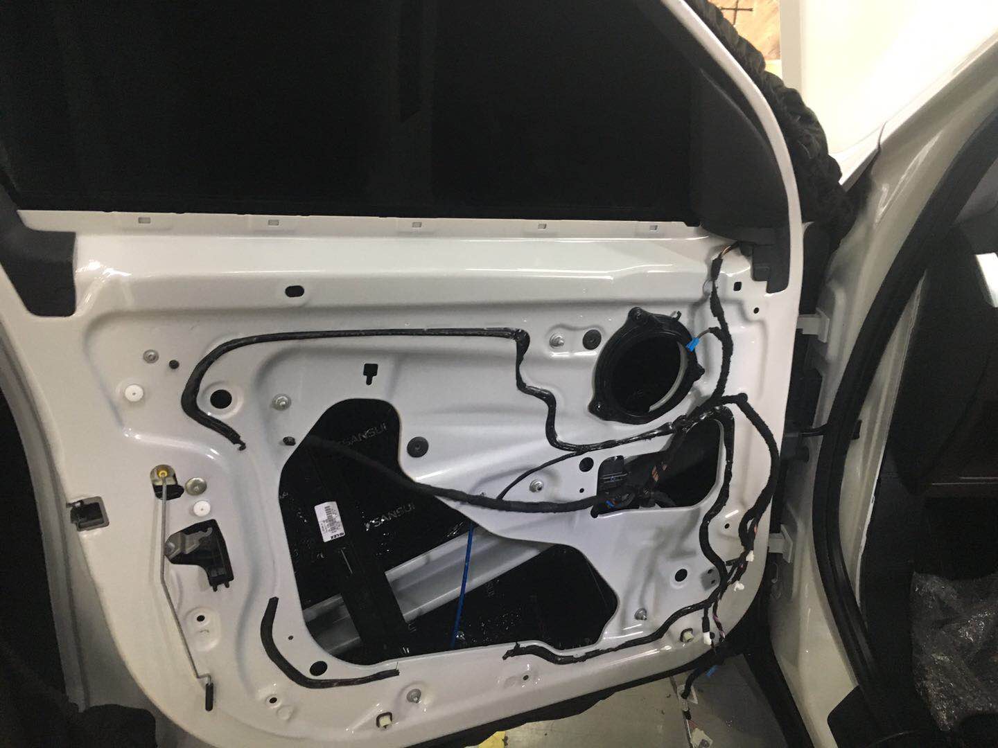 汕頭星悅汽車音響寶馬X1沒有加裝是不完整升級隔音降噪改裝美國CDT寶馬專用音響系統(tǒng)適合自己的才是好音響