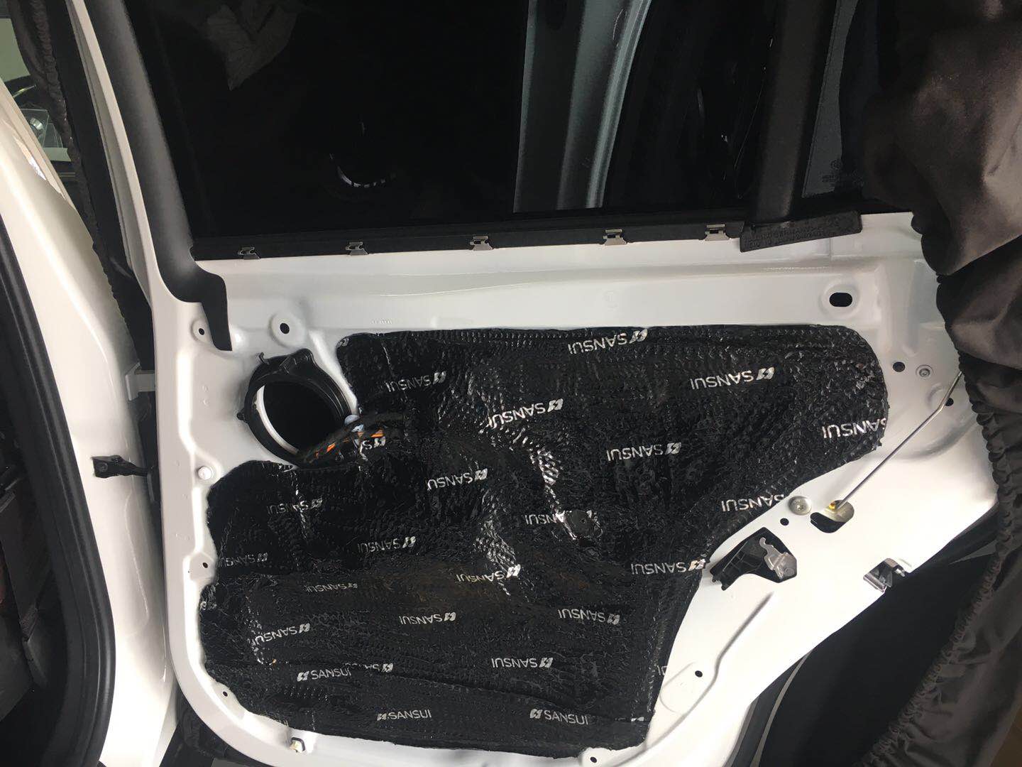 汕頭星悅汽車音響寶馬X1沒有加裝是不完整升級隔音降噪改裝美國CDT寶馬專用音響系統(tǒng)適合自己的才是好音響