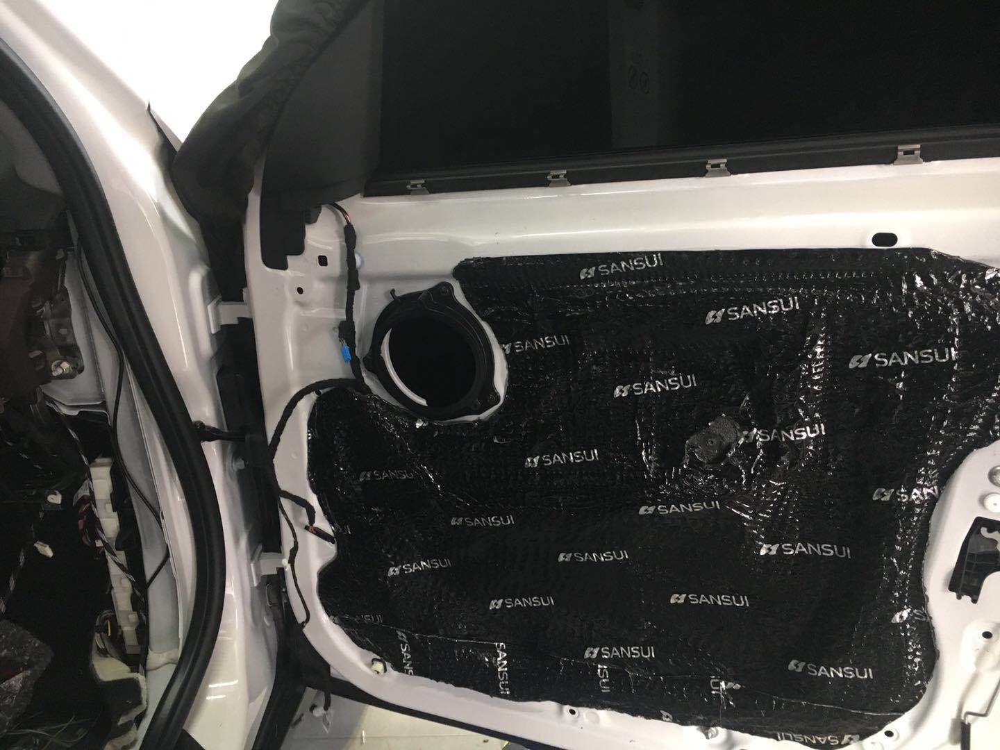汕頭星悅汽車音響寶馬X1沒有加裝是不完整升級隔音降噪改裝美國CDT寶馬專用音響系統(tǒng)適合自己的才是好音響