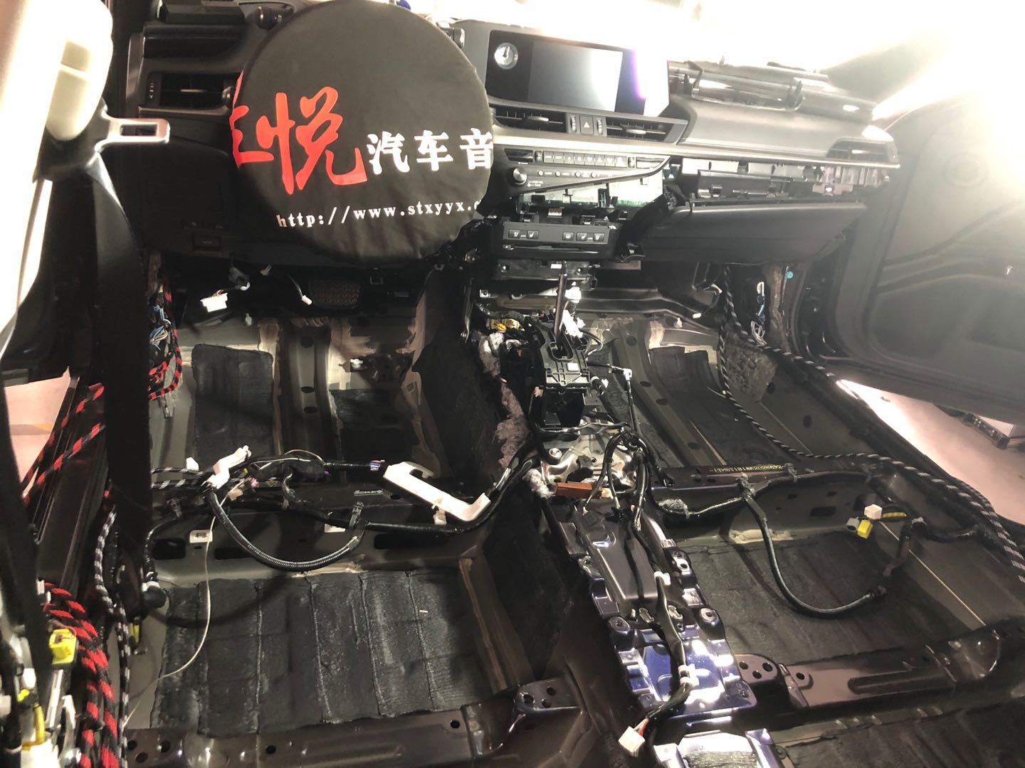 汕頭星悅汽車音響雷克薩斯ES200汽車音響改裝FOCAL法國勁浪套餐和全車山水隔音降噪投入音樂懷抱