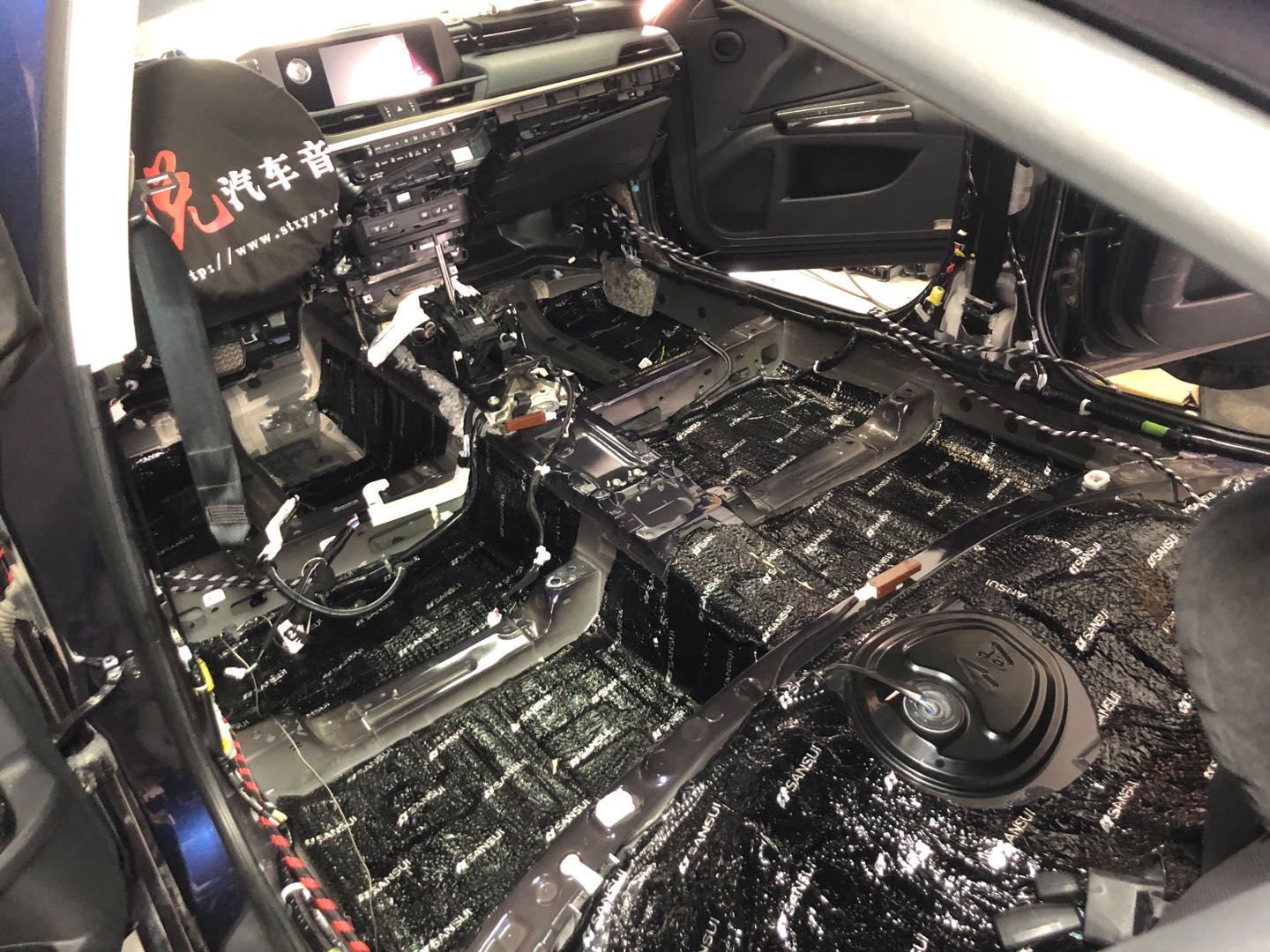 汕頭星悅汽車音響雷克薩斯ES200汽車音響改裝FOCAL法國勁浪套餐和全車山水隔音降噪投入音樂懷抱