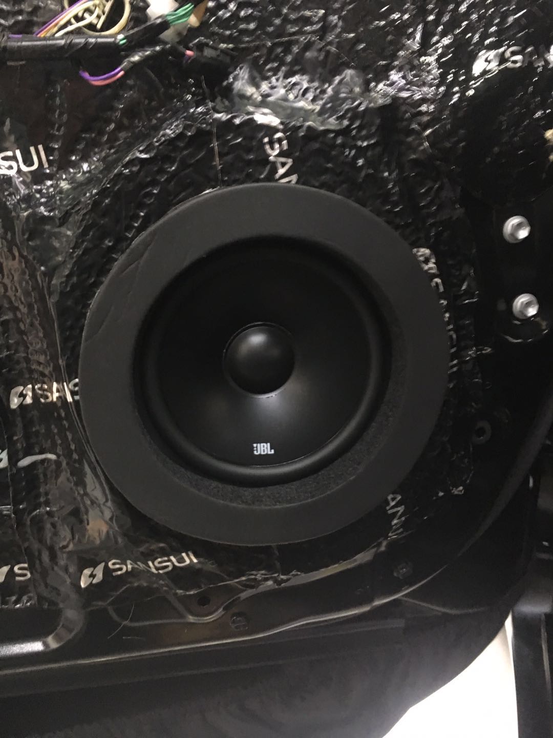 汕头星悦汽车音响丰田凯美瑞升级四门隔音改装美国哈曼JBL601C二分频套餐喇叭超薄低音炮听的是不一样的音质