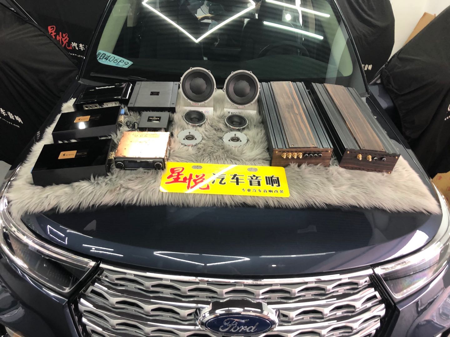 汕頭星悅汽車音響福特探險(xiǎn)者全車隔音改裝丹拿伊索塔三分頻ODR主機(jī)歐迪臣功放日本畢偉震撼發(fā)聲擋不住的勁爆