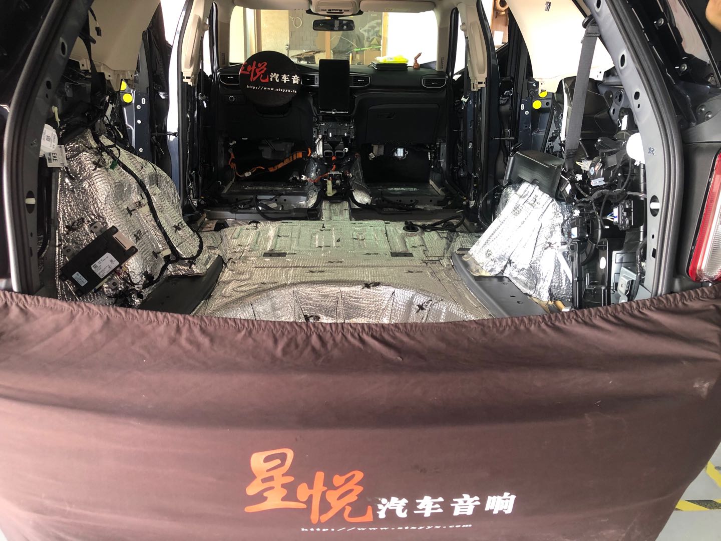 汕頭星悅汽車音響福特探險(xiǎn)者全車隔音改裝丹拿伊索塔三分頻ODR主機(jī)歐迪臣功放日本畢偉震撼發(fā)聲擋不住的勁爆