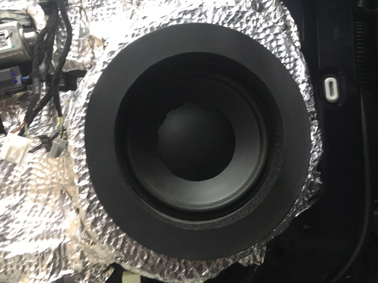 汕頭星悅汽車音響福特探險(xiǎn)者全車隔音改裝丹拿伊索塔三分頻ODR主機(jī)歐迪臣功放日本畢偉震撼發(fā)聲擋不住的勁爆