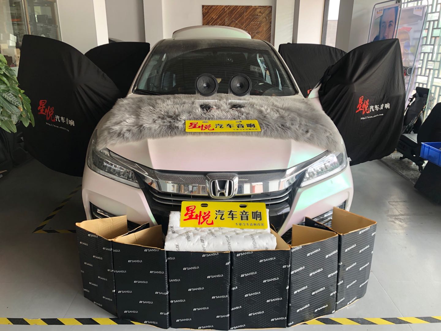 汕頭星悅汽車音響本田雅閣升級(jí)全車山水隔音材料降噪后有效提高整車行駛的舒適感遠(yuǎn)離噪音困擾音響更換喇叭