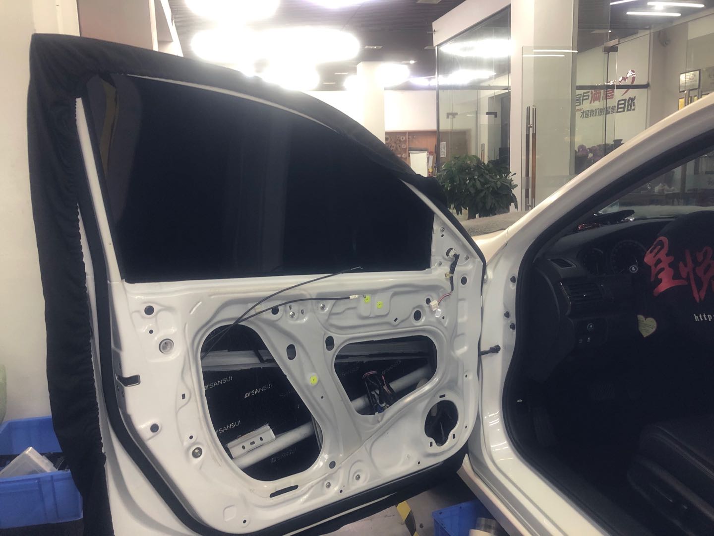汕頭星悅汽車音響本田雅閣升級(jí)全車山水隔音材料降噪后有效提高整車行駛的舒適感遠(yuǎn)離噪音困擾音響更換喇叭